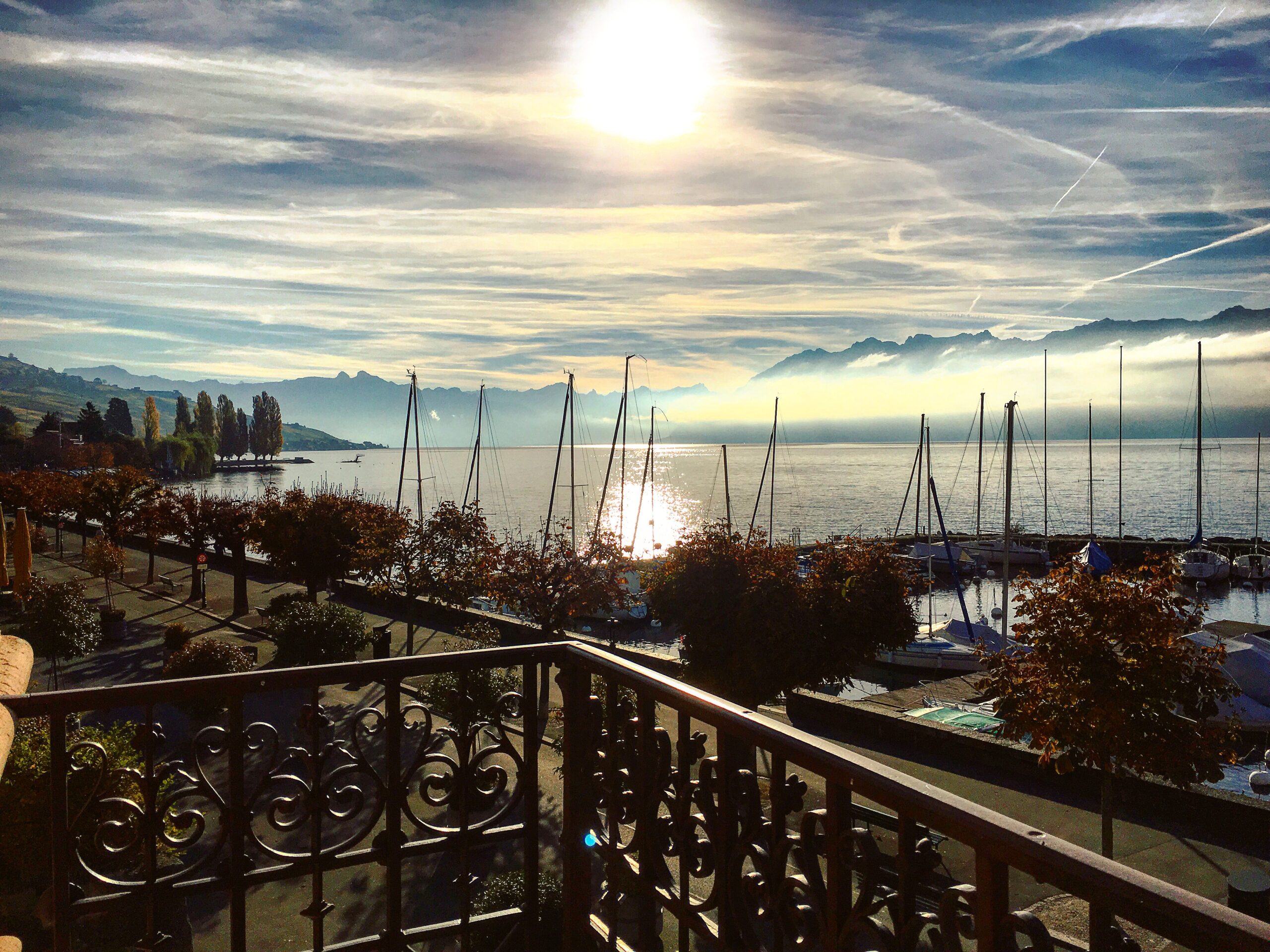 Image d'un balcon de l'Hôtel Le Rivage avec vue sur le lac et les alpes