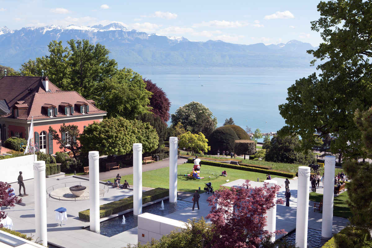 vue aérienne sur le parc du Musée Olympique, avec le Lac Léman en arrière fond